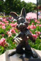 050917RabbitStatue1395.jpg (84322 bytes)