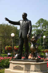 050917WaltDisneyStatue1396.jpg (88979 bytes)