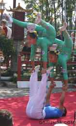 070414ChineseAcrobats6184.jpg (97679 bytes)